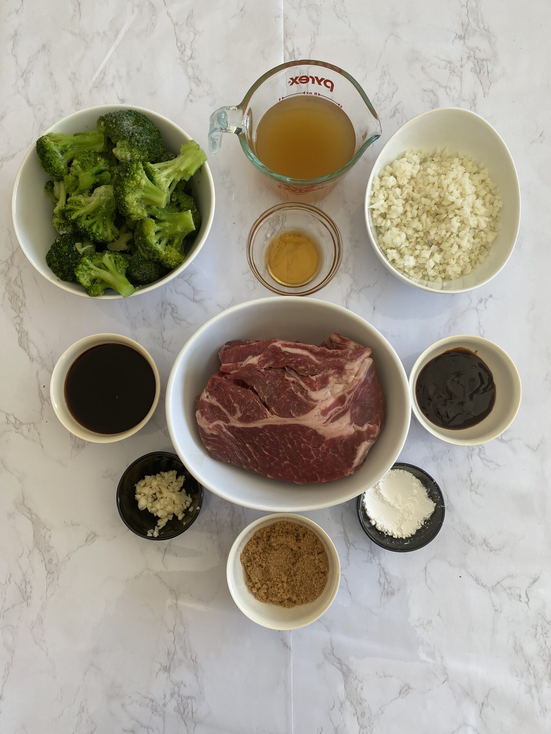 bowls with broccoli, beef, rice, garlic, brown sugar, cornstarch, broth, hoisin sauce, and soy sauce
